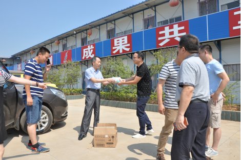 Äϲý³ÇͶ¼¯ÍÅ¿ªÕ¹¡°ËÍÇåÁ¹¡±×ß·ÃοÎÊÔ˶¯